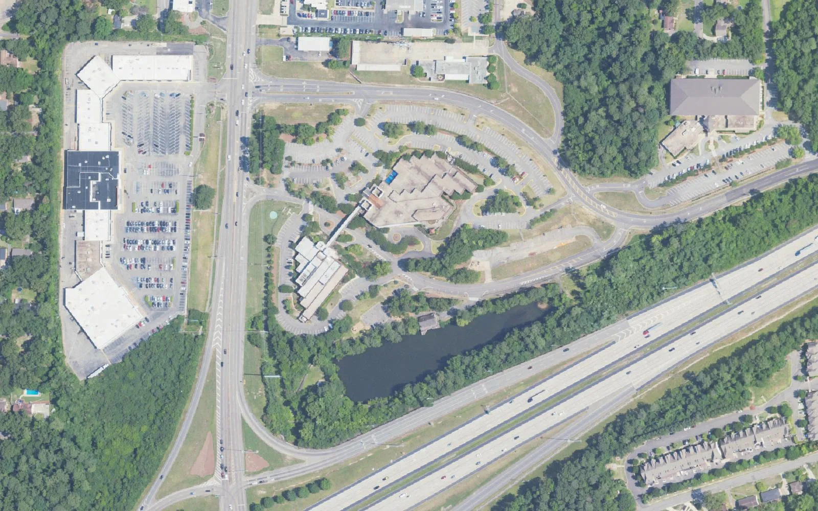 The Hoover Municipal Center off U.S. 31, with its lake beside Interstate 459, seen from above.